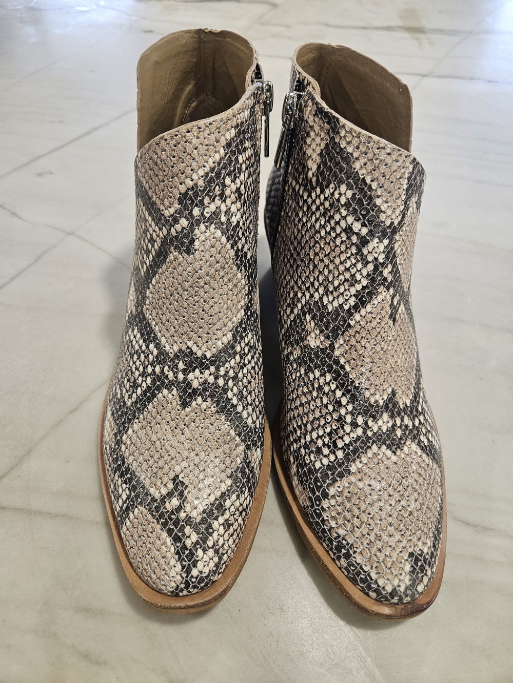 Vince Camuto Arendara Ankle Bootie Size 6